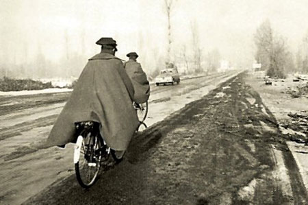 Guardias civiles en bicicleta