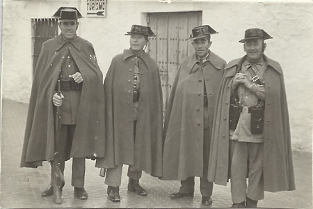 Guardias civiles con capa